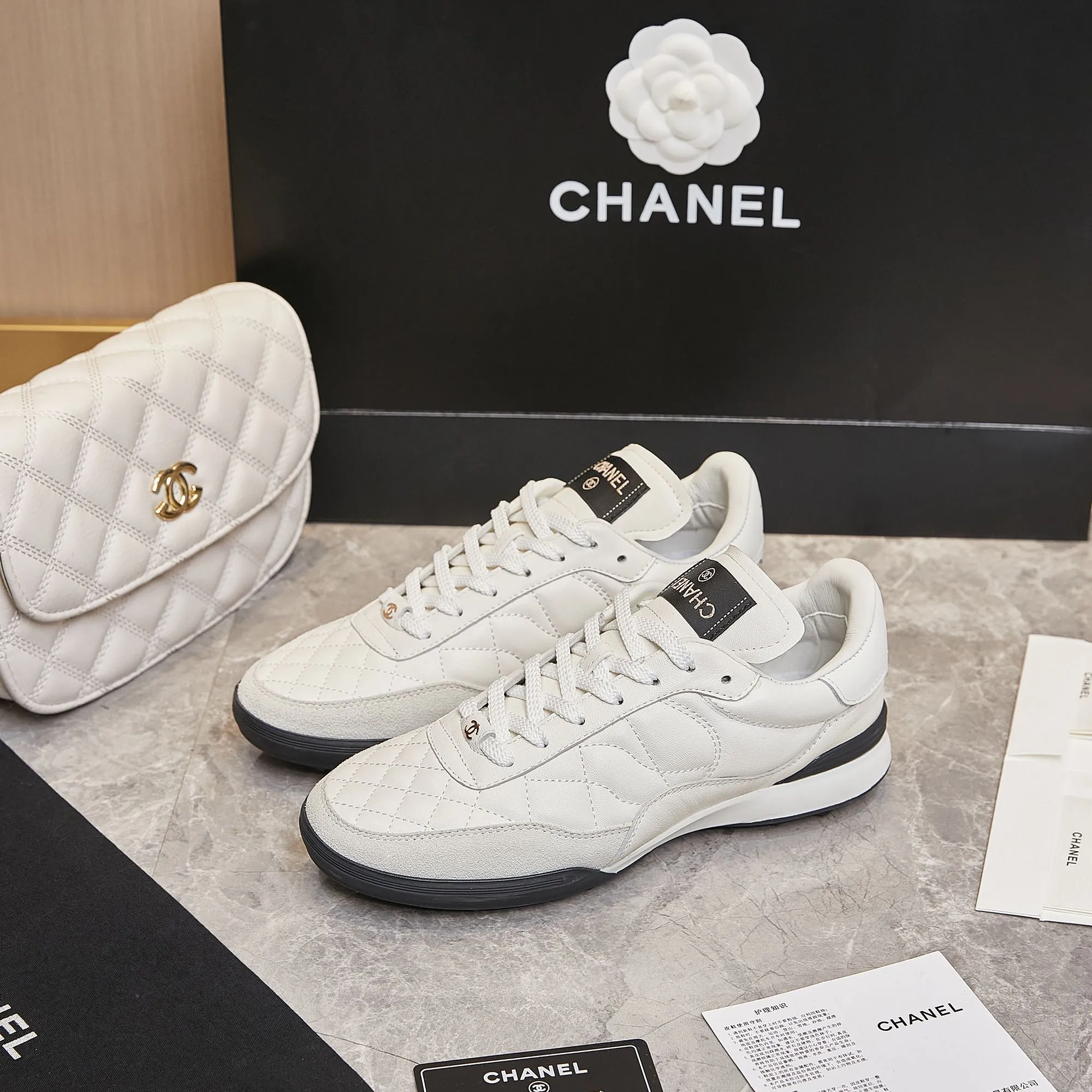 👟👟Ex-factory price 560👟👟 Chanel Chanel - 2024 counter top casual sports shoes This classic design; the upper is electro-embroidered with a variety of techniques; the outsole is fashionable and sporty; it is unusual to incorporate a variety of color matching elements... The diversified mix and match is very beautiful and versatile, casual, fashionable, sports and outdoor can be taken into account... ꫛꫀꪝ Go➫ Material: ❶Upper is made of: Original imported mixed-breed sheep ❷Inside made of: original imported breathable sheepskin ❸Outsole based on: original TPU outsole Full set of boutique packaging for women 35–41